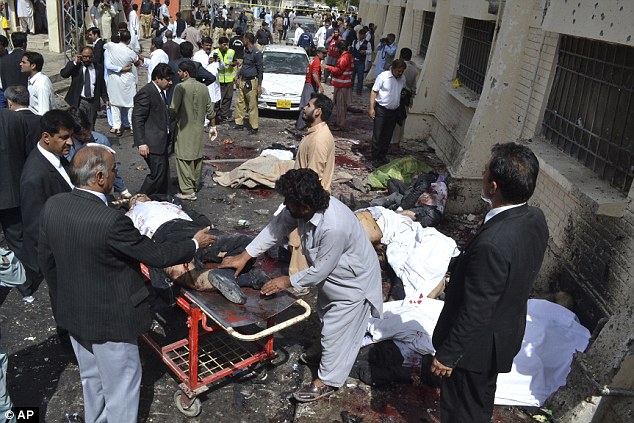 6killedinsuicideblastoutsidecourtinpakistan
